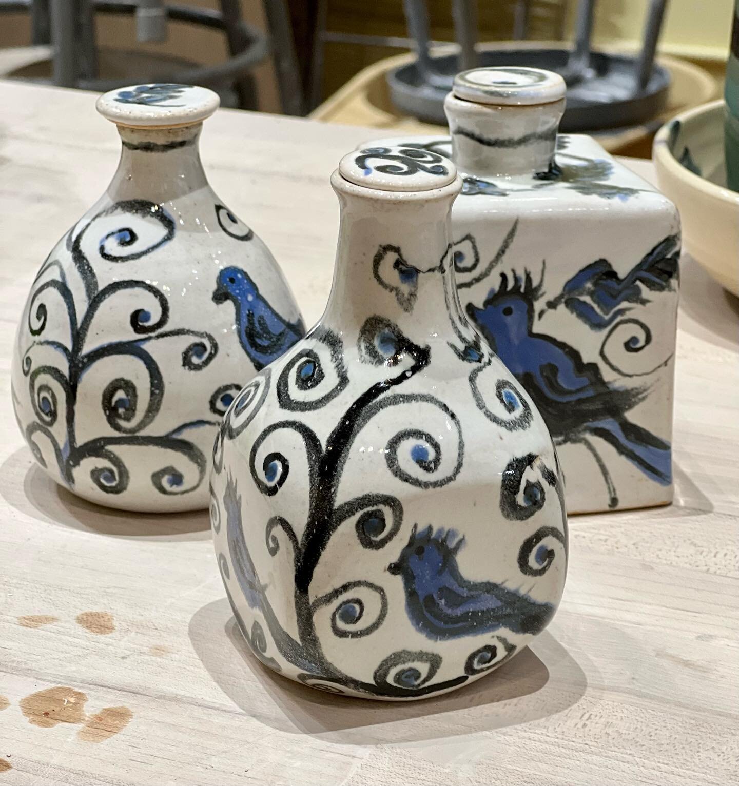 Success stories from a recent kiln unloading.
Beautiful bottles by @sieffe who was inspired by seeing an antique Iznic bottle in a friend's house.
The cat sculpture was created by @gabrieljferraro and inspired by Smokey Jones 
#pottery #ceramicsart #