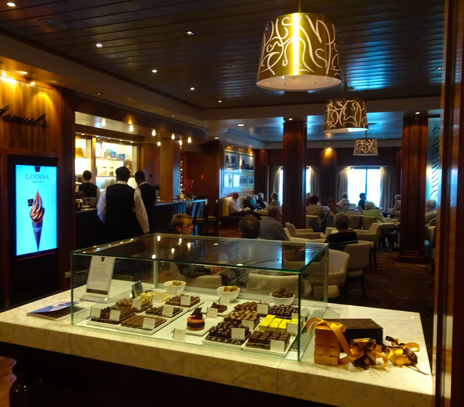 Queen Mary 2 Lounge Reviews — JetSet Calvin