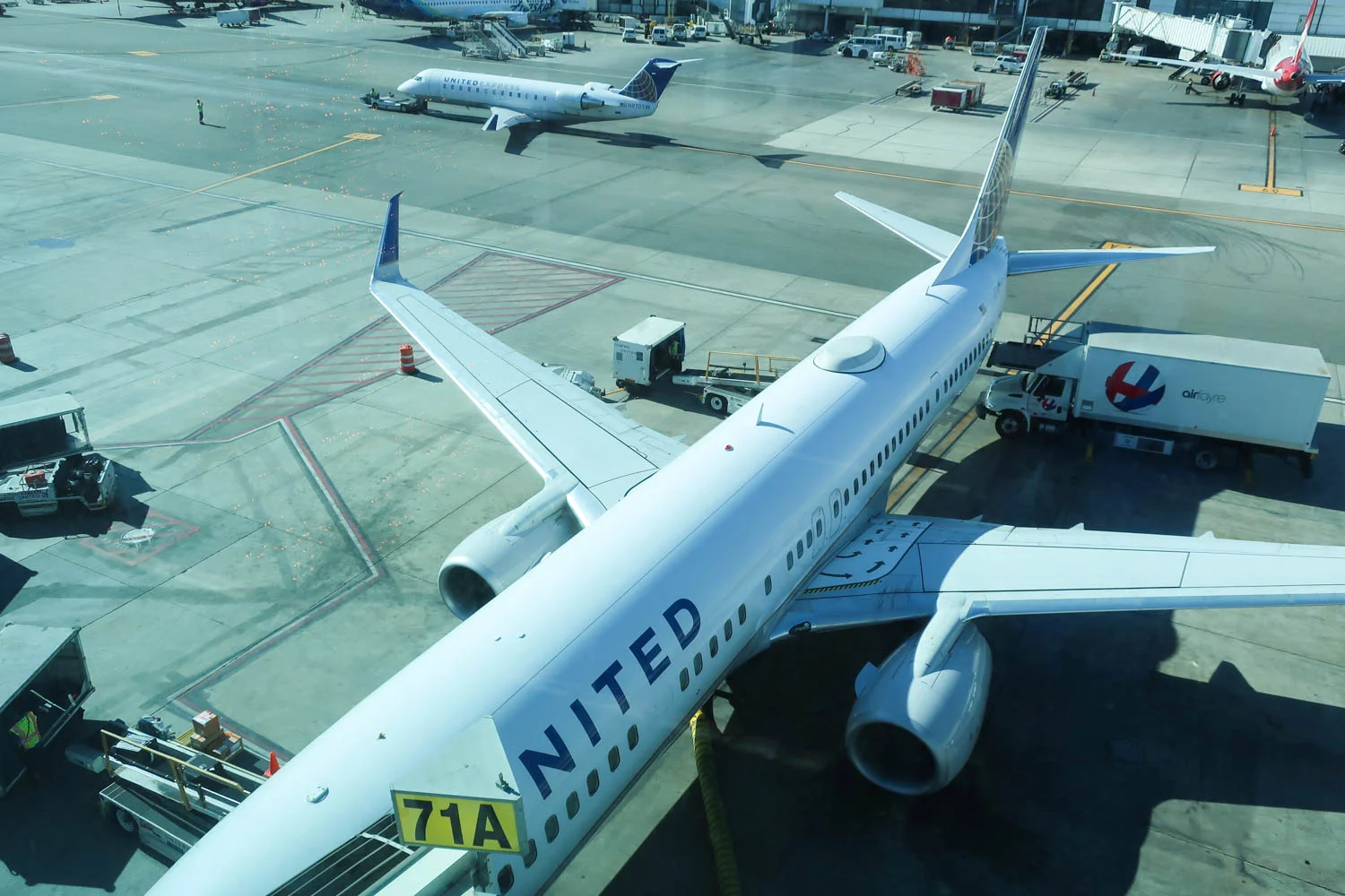 Grand Tarmac Views -United Club Lounge - LAX Photo: Calvin Wood