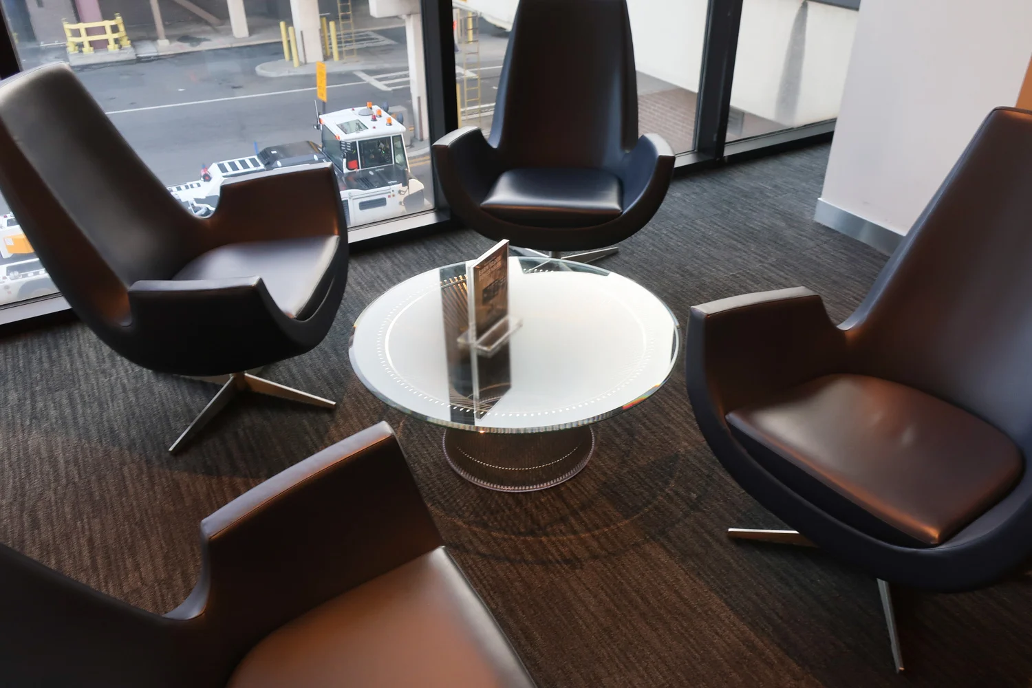 Mod Design at the United Club - Terminal A Newark Photo: Calvin Wood