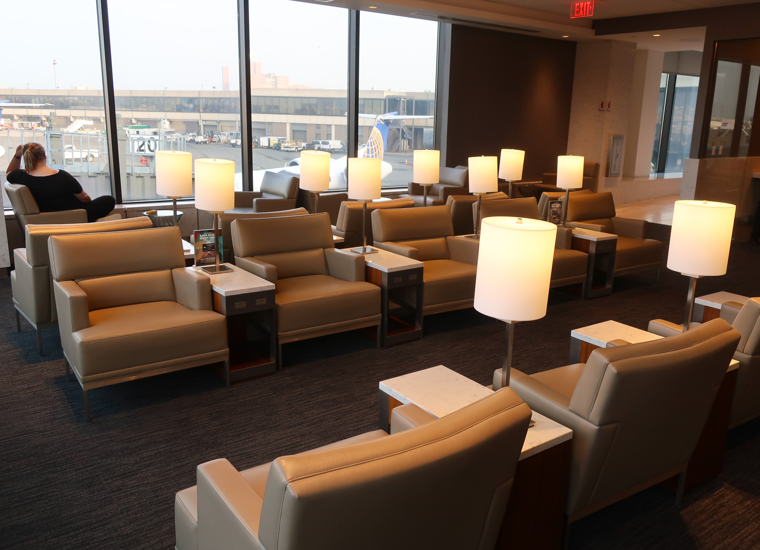 Enjoying the Tarmac Views - United Club Terminal A Newark Photo: Calvin Wood