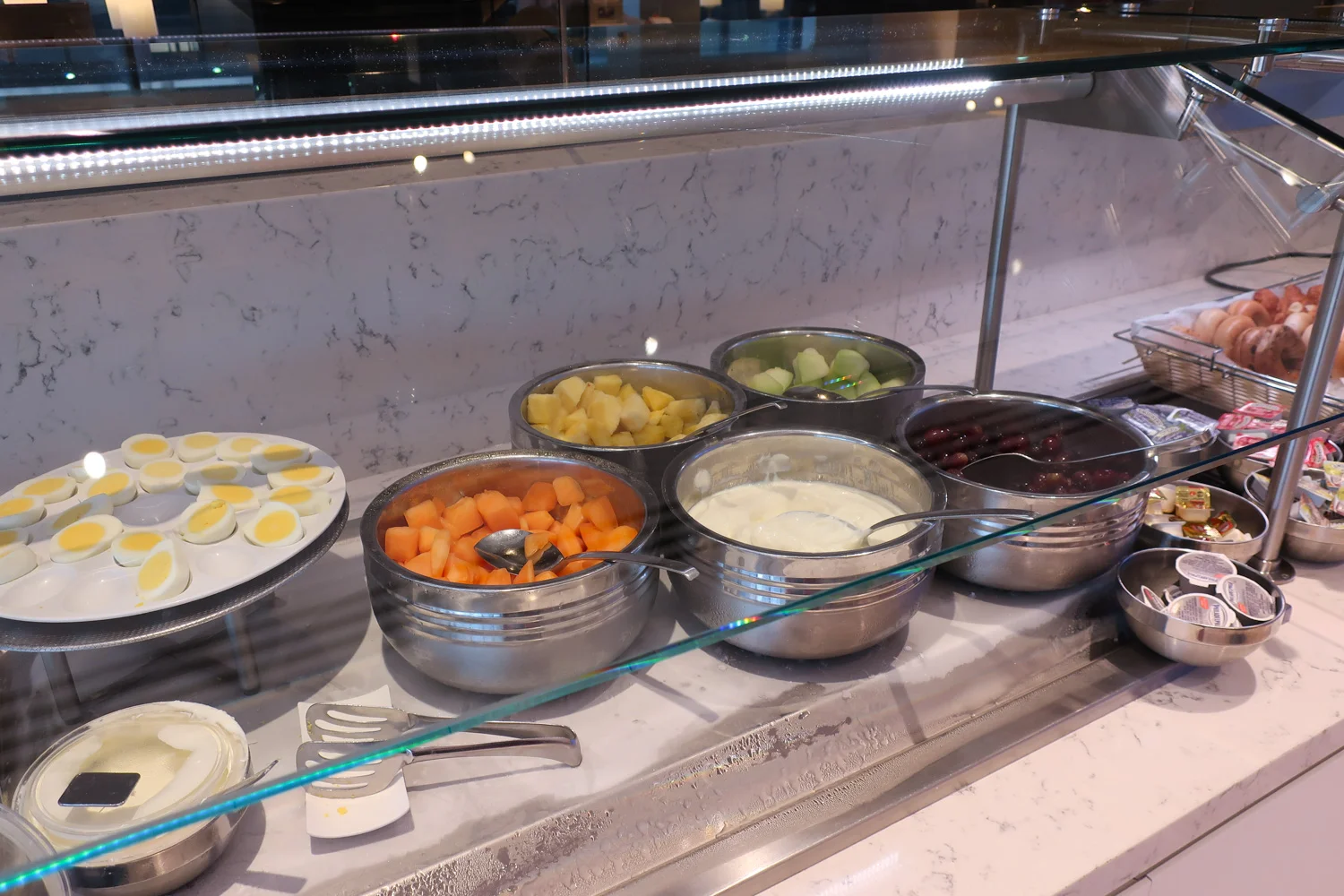 Breakfast Buffet - United Club Terminal A Newark Photo: Calvin Wood