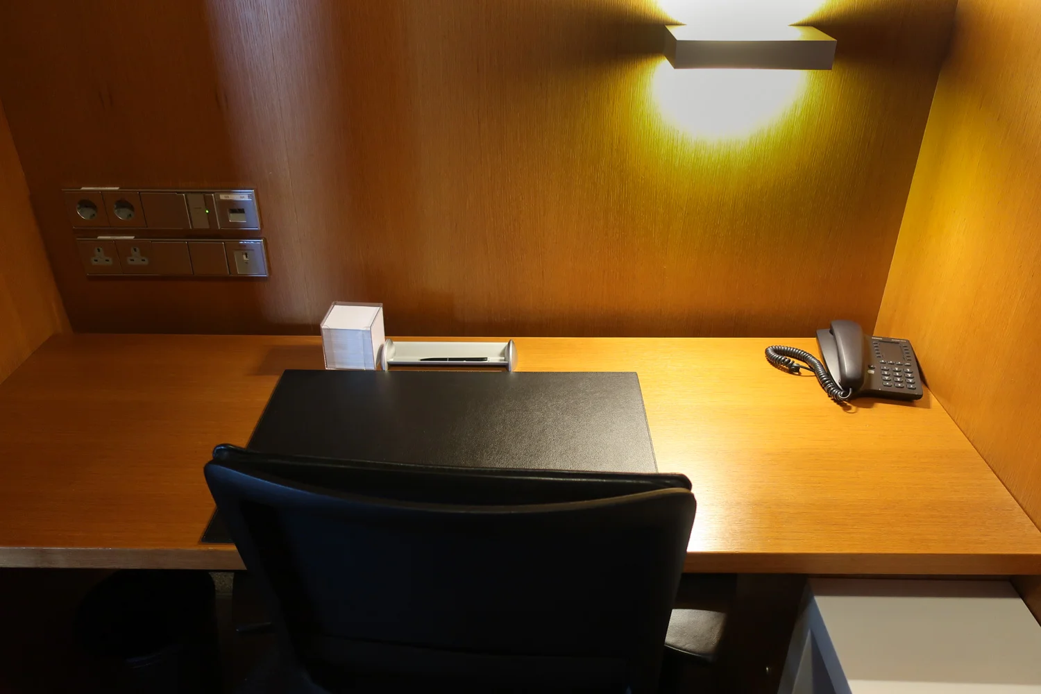 Work Desk - First Class Terminal - Lufthansa Photo: Calvin Wood 