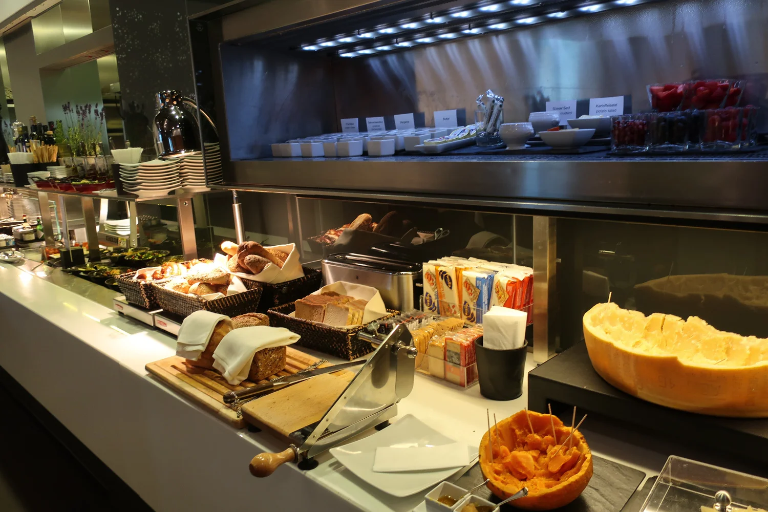 Buffet - First Class Terminal - Lufthansa - Frankfurt Photo: Calvin Wood