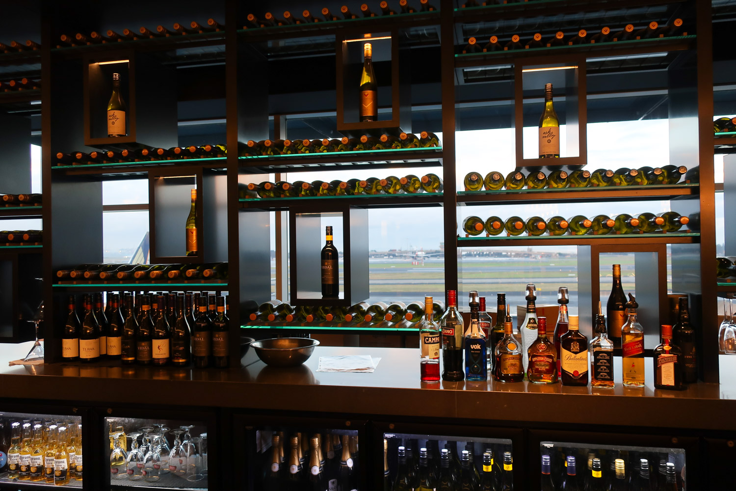 What A Spectacular Bar! Air New Zealand Lounge Sydney Photo: Calvin Wood