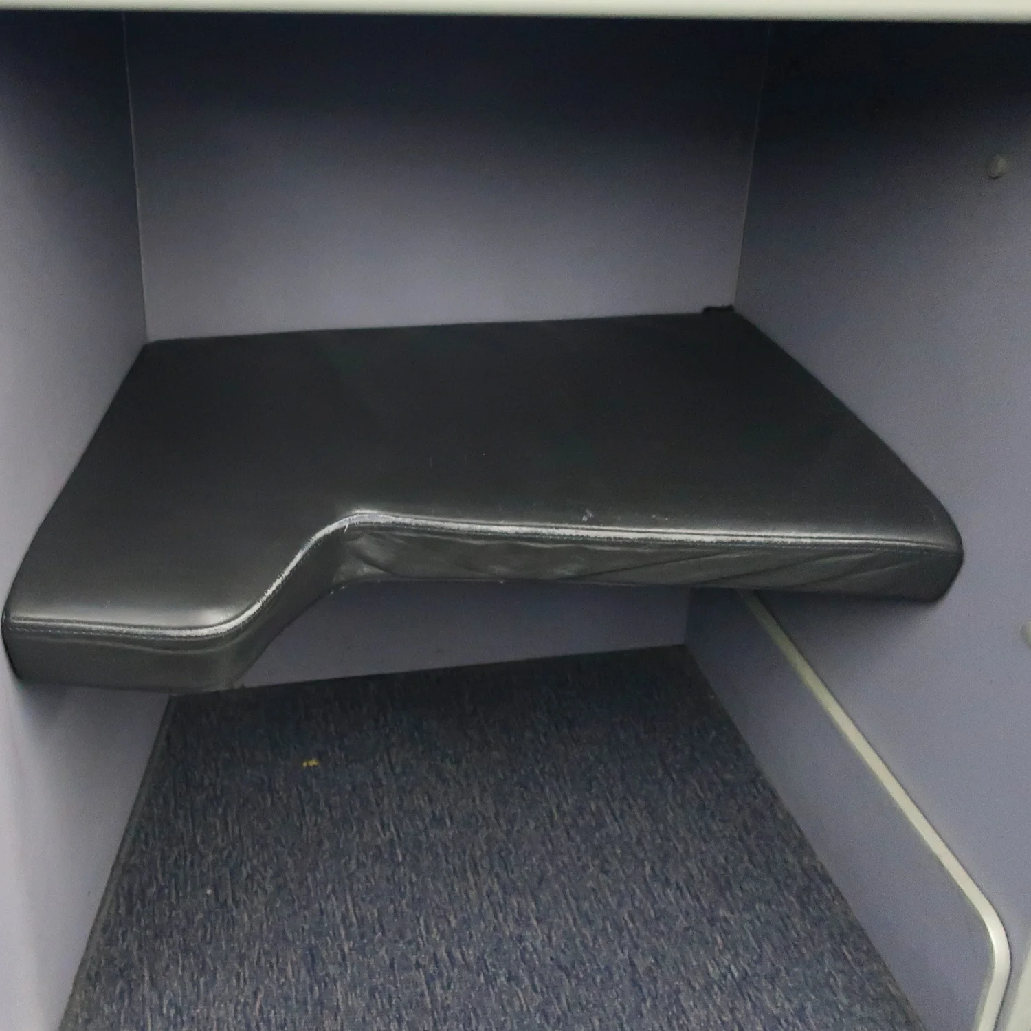 Bulkhead Footwell -United B787 Business Class - 6E Photo: Calvin Wood