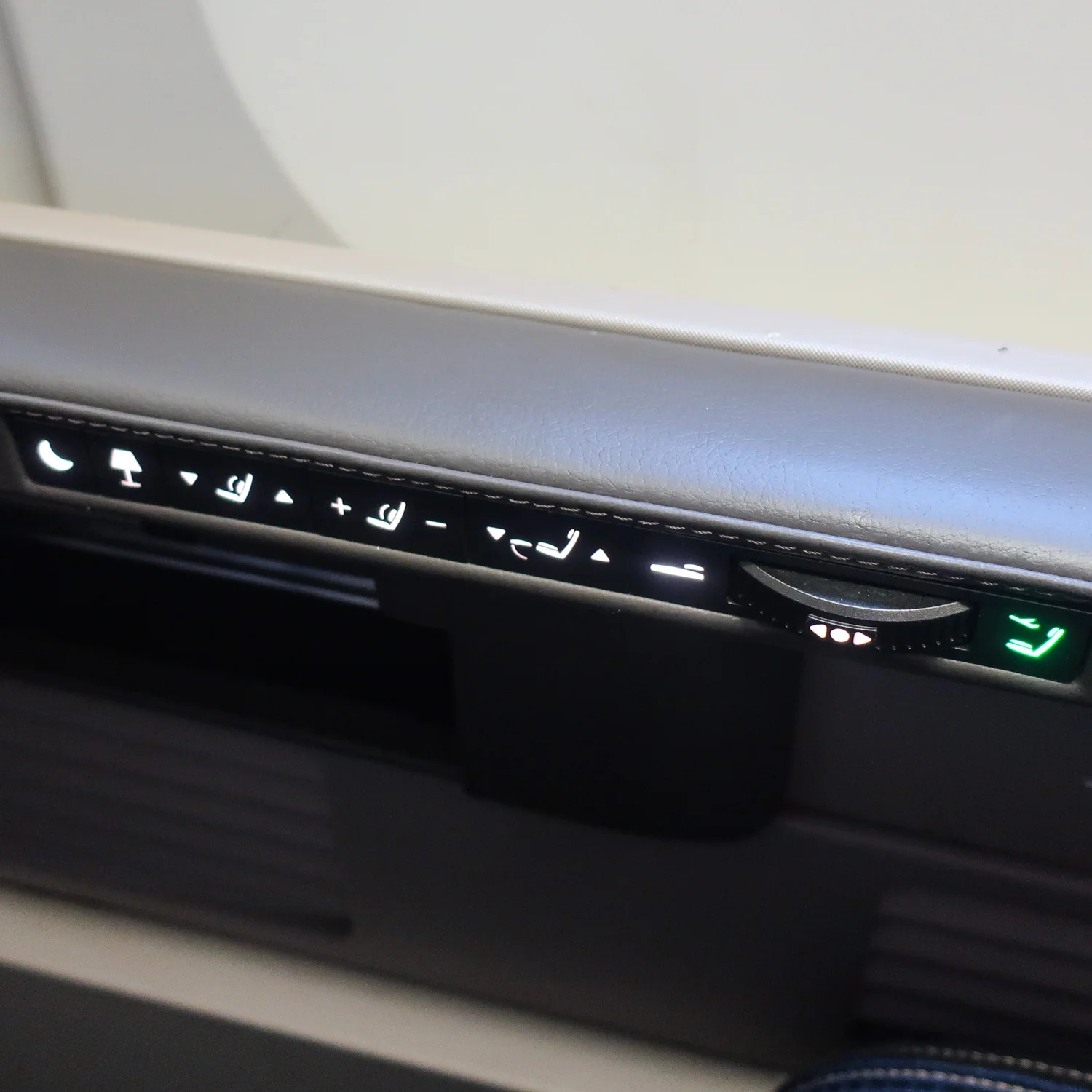 Seat Controls - United Polaris Business - B767 Photo: Calvin Wood