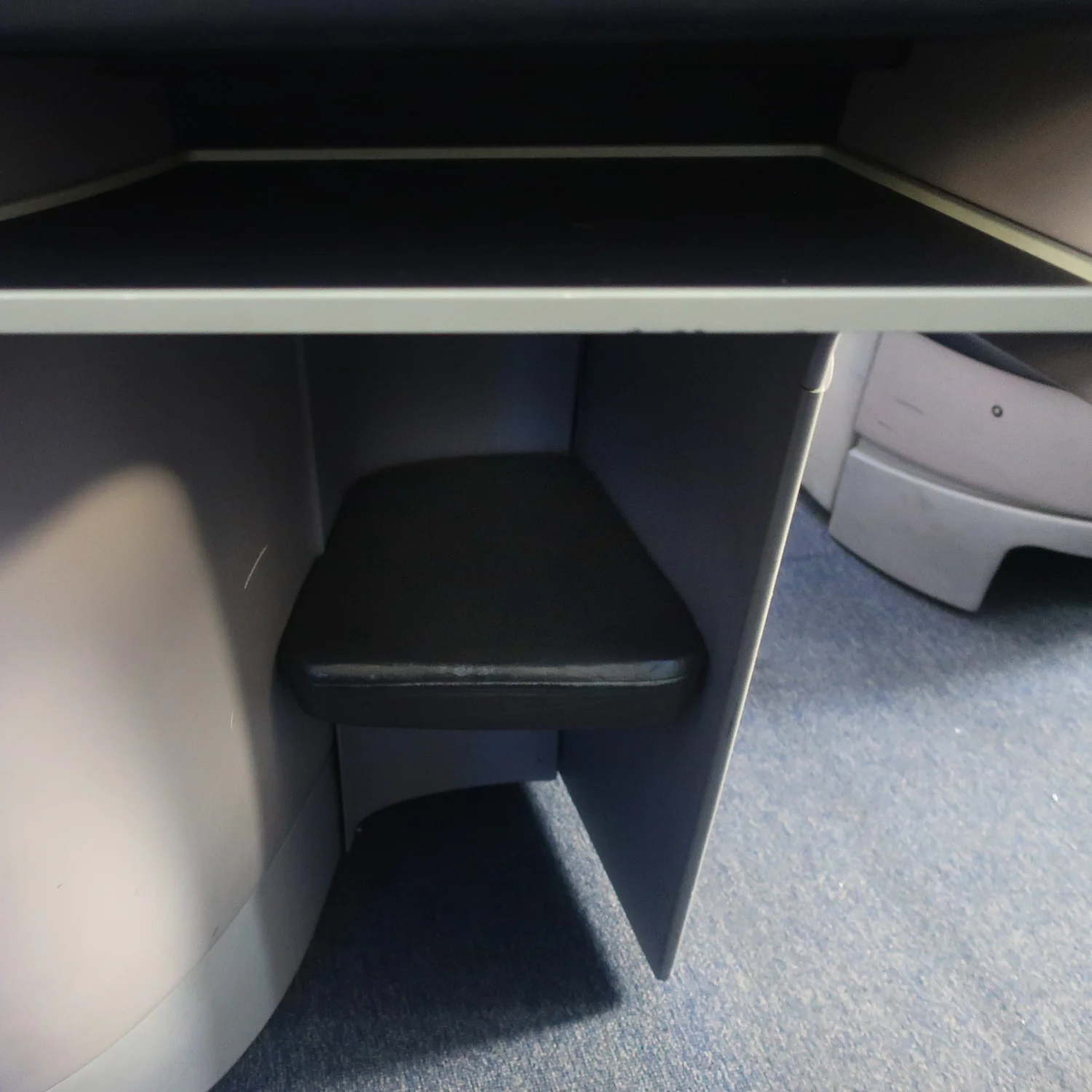 Footwell - United Polaris Business Class 787 Photo: Calvin Wood