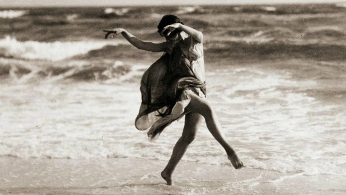 Isadora-Duncan-dancing-on-the-beach.jpg