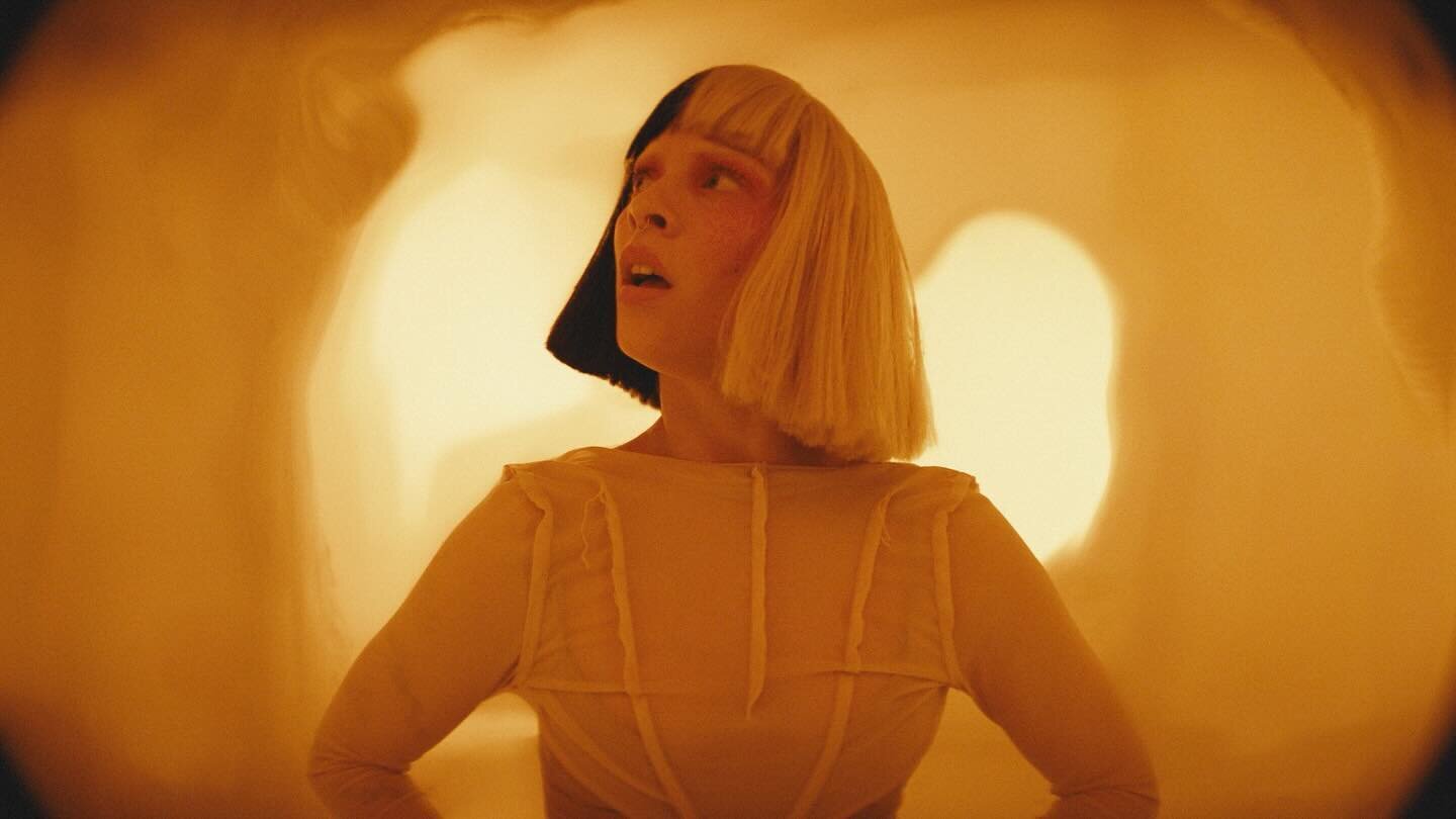SIA &amp; KYLIE MINOGUE  X DANCE ALONE 

Thank you all such a lovely day and for having me apart of this journey ! 

dir&nbsp;@dano_cerny
choreo&nbsp;@shaylatukolan
production company&nbsp;@dreambearproductions
ep&nbsp;evanmbrown
producer&nbsp;@sofie