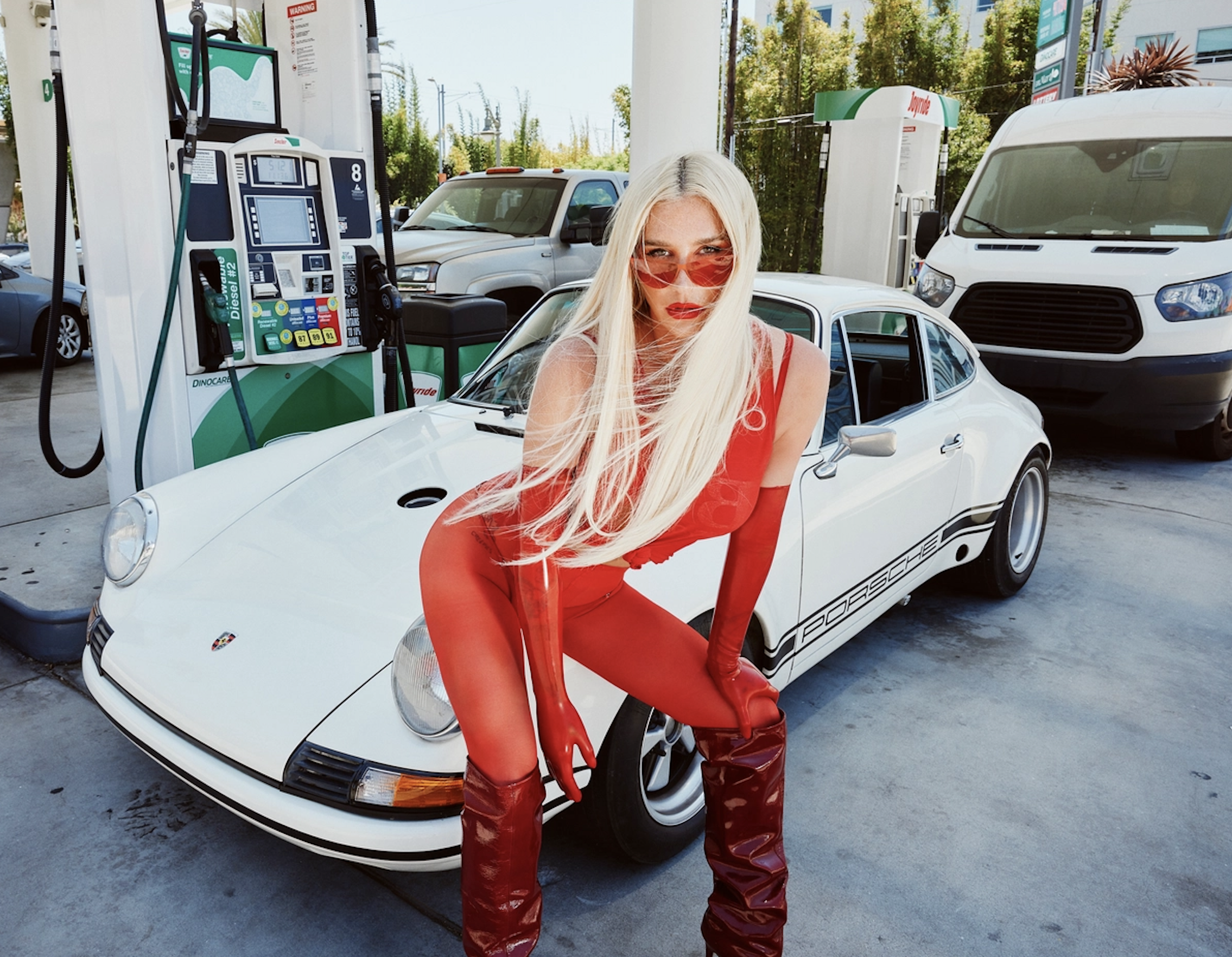 CHRISTIAN STROBLE_KESHA_LOLLA_1.png