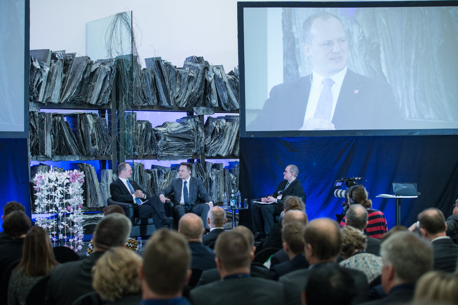 Guttorm Andreasen intervjuer Elon Musk og statsråd Ketil Solvik-Olsen på Regjeringens samferdselskonferanse, Astrup-Fearnley, 2016.