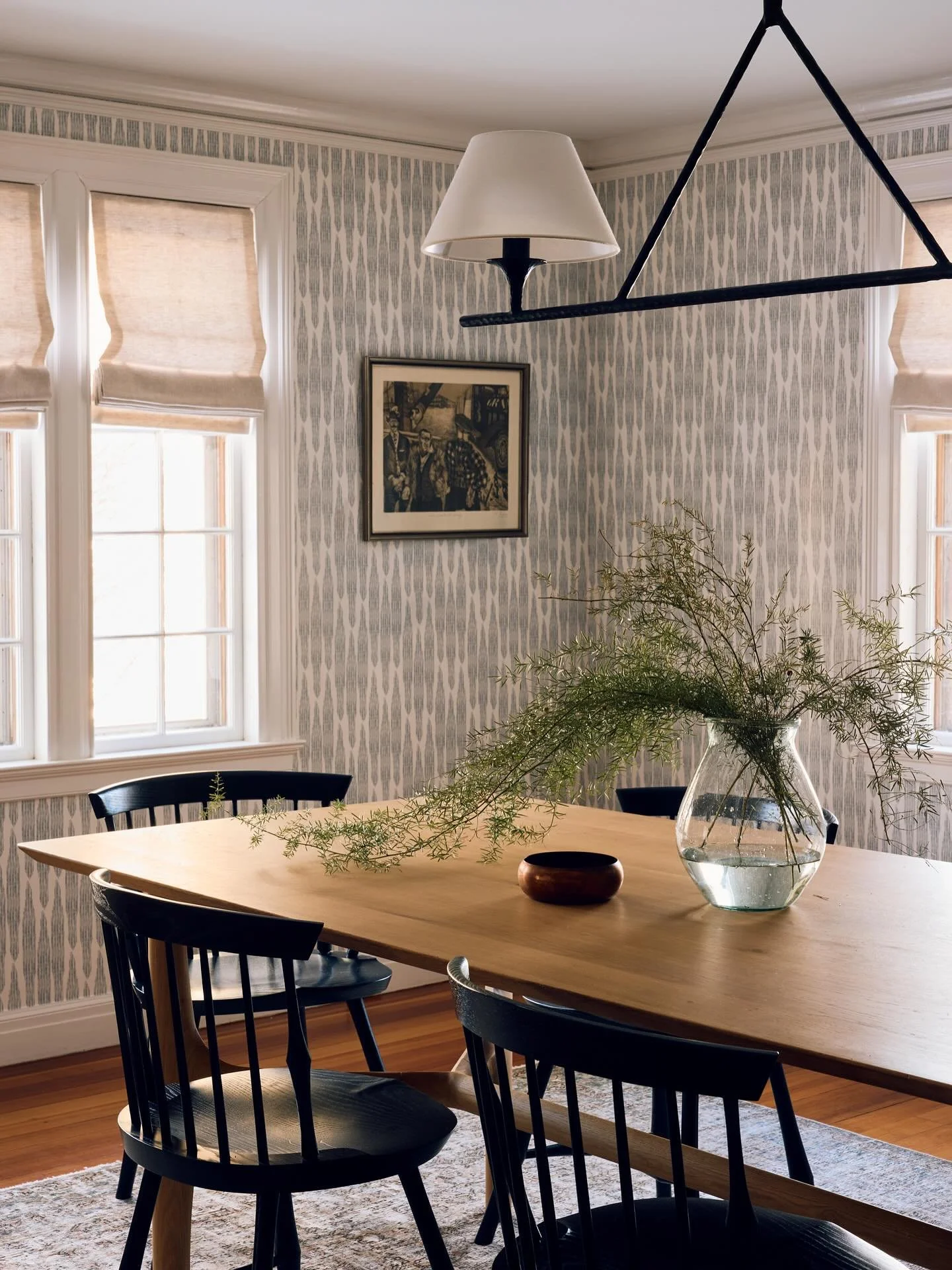 We kept the original charming details of this dining room and gave it a modern aesthetic with wallpaper from @faycetextiles / classic and comfortable chairs from @oandgstudio - ready for hosting season #thayerdesignstudio