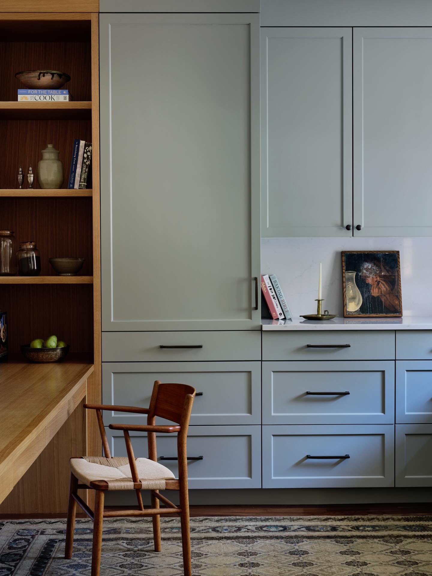 A pantry that doubles as the kids homework space and the family hub meant being strategic about how we designed millwork and combined materials to keep the space feeling functional, organized and beautiful. White oak, @farrowandball pigeon and vintag