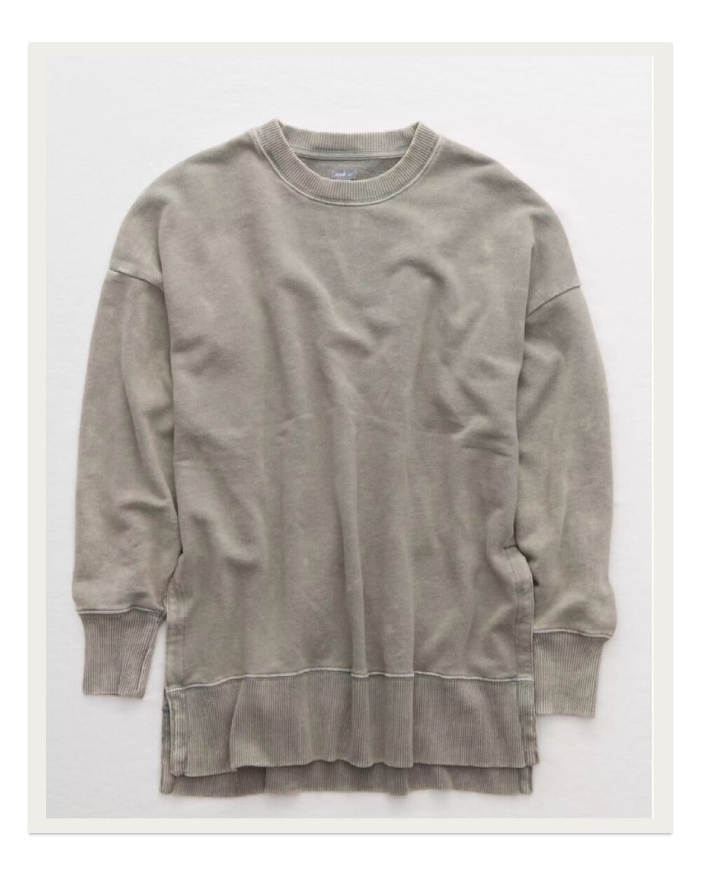 Can you tell I’m loving Aerie lately? There’s just something about these washed out colors and soft fabrics that have me swooning. This Oversized Desert Sweatshirt feels like a worn-in favorite the second you put it on.