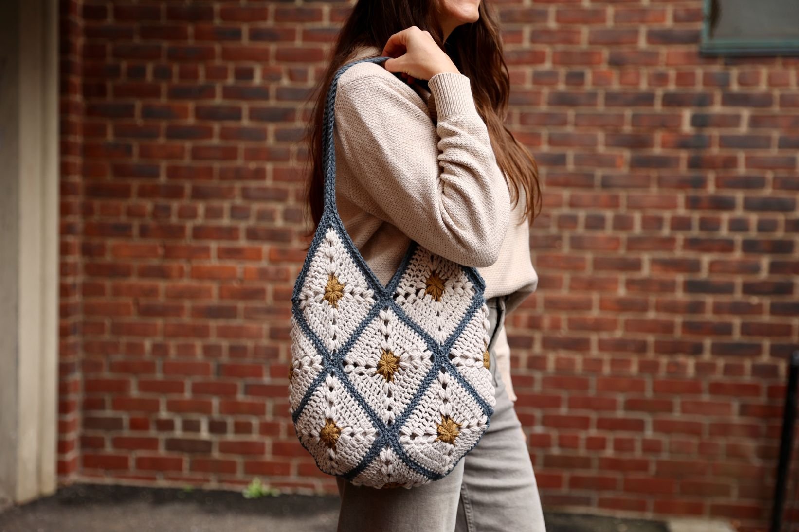 Easy Free Crochet Crossbody Bag Pattern | Jewels and Jones
