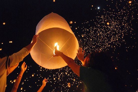 Let+off+a+lantern+at+Kaibo+during+the+full+moon.jpg