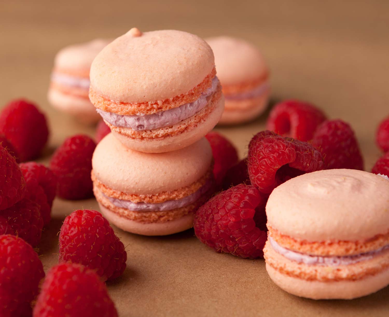 food_photography_rasberry_macarons_brown_paper.jpg