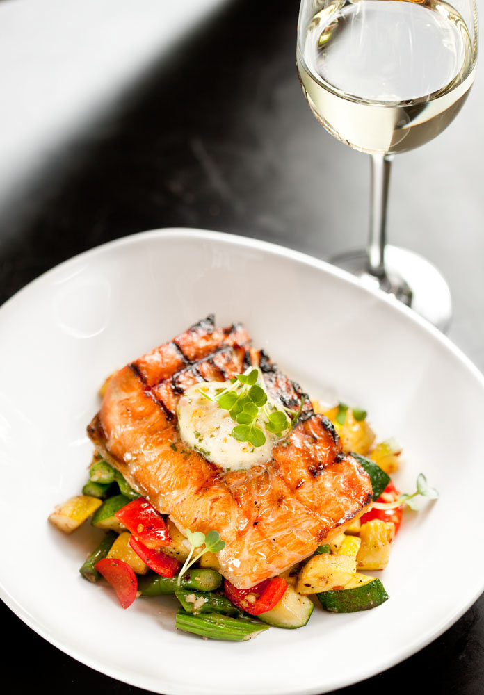 Food_photography_fish_salmon_squash_tomatoe_white_wine_butter.jpg