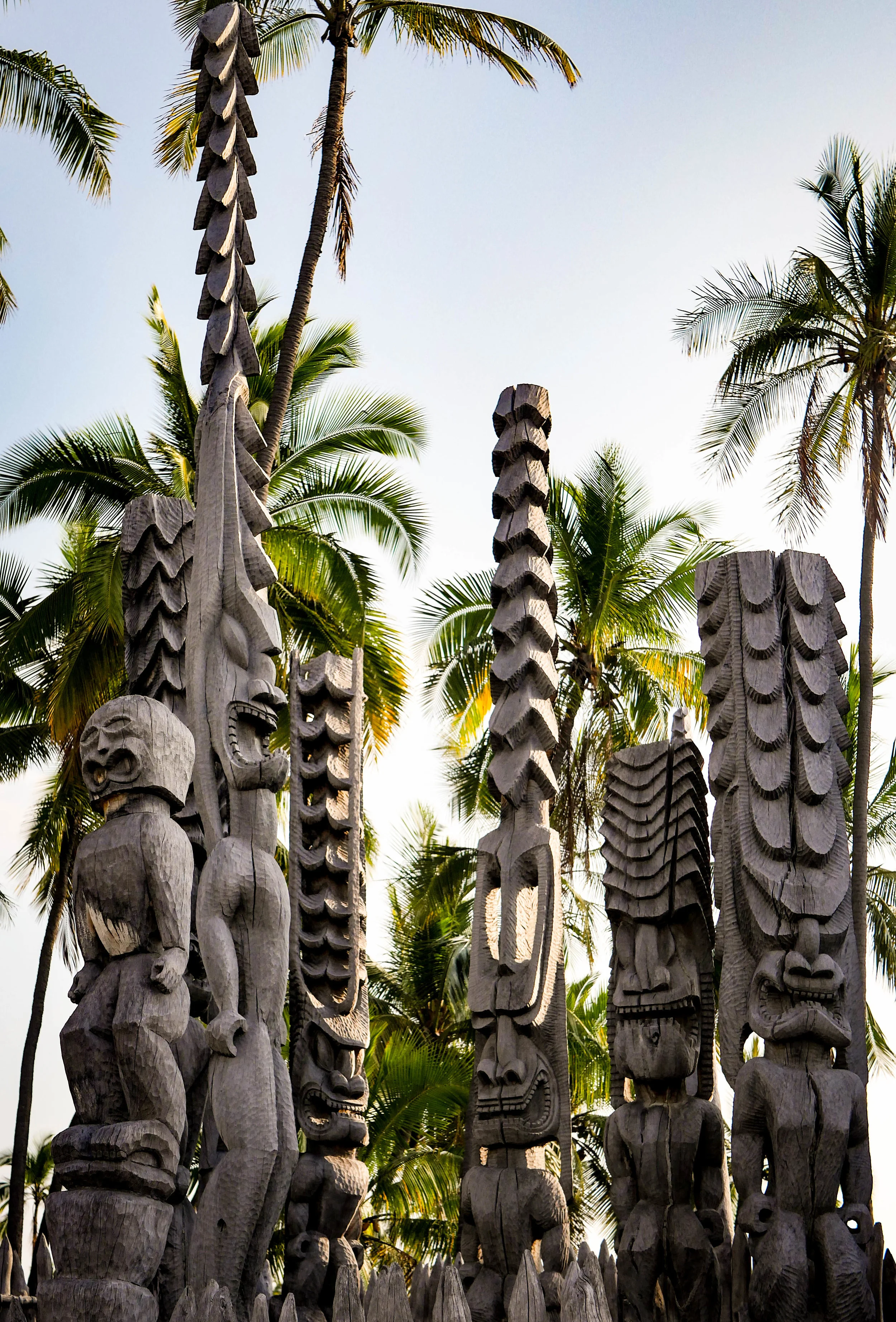 Kii, or protector statues, in front of the reconstructed Hale o Keawe