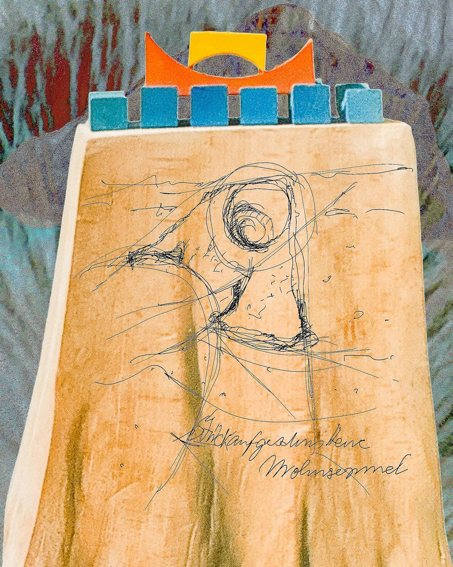 20260406 fgbuze #fotografik_zaengerlein #in Haarspitzen verfangen ein farbiges Stirnband eines Buchenholzklotzes in dieser Fotografik #digitalart contemporaryart photoart fineartprint 
20260406 fgbuze #photographic_zaengerlein #a coloured headband fr