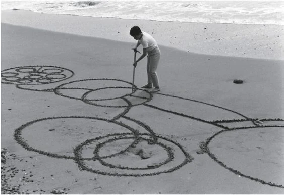 Atsuko Tanaka, Round on Sand , 1968