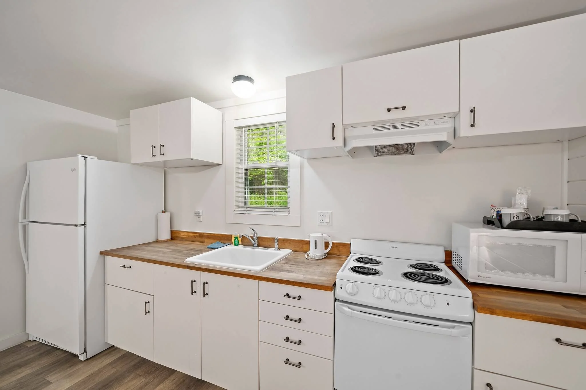 Sandwich Inn Room Kitchen Image.jpg