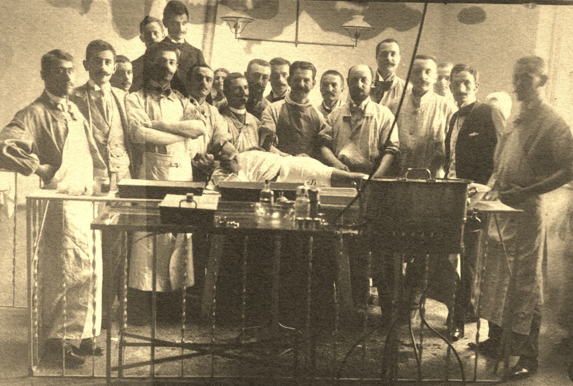 N._Minovici_și_Rainer,_necropsie,_ca._1900.jpg