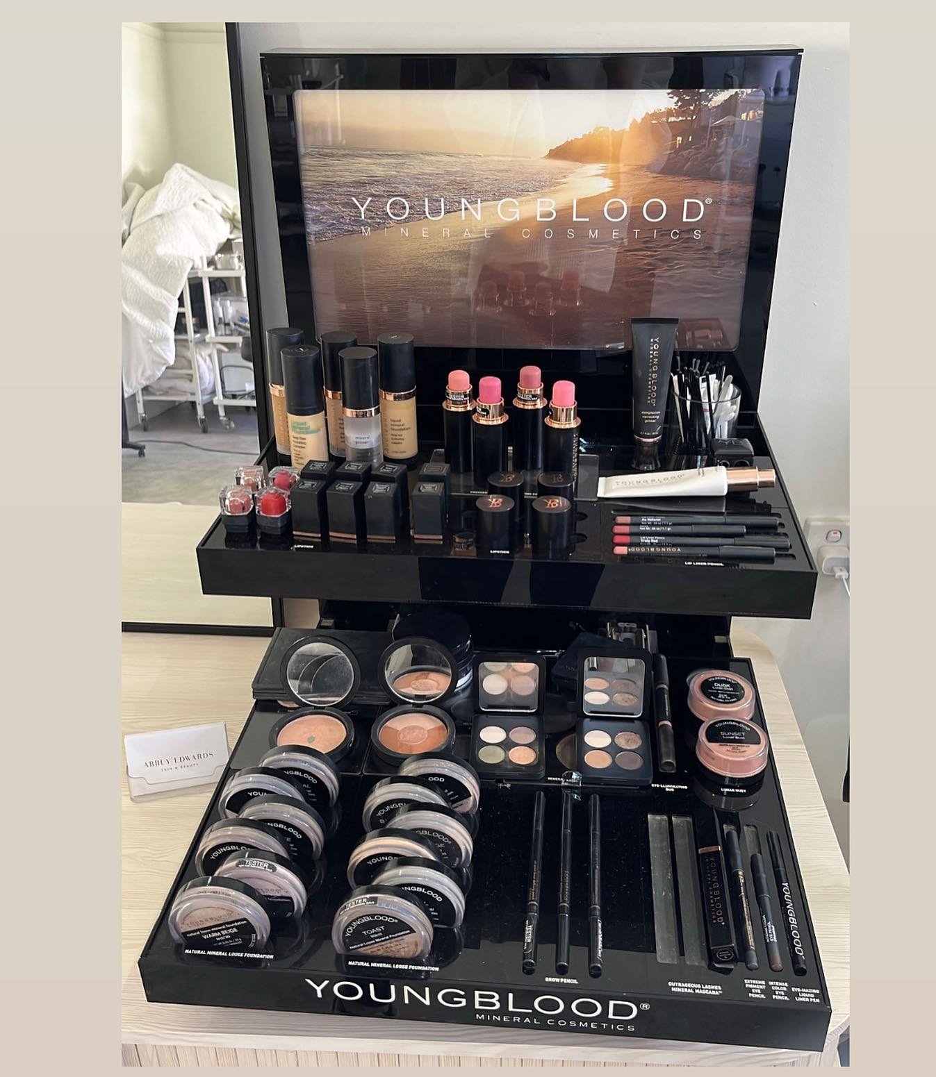 I am your local Youngblood Mineral Makeup stockist. Book a makeup consult for a colour match or to checkout what this beautiful makeup range has to offer. 💄 
#ae #abbeyedwards #yb #youngbloodmineralcosmetics #mineralmakeup #cleanbeauty #cleanmakeup 