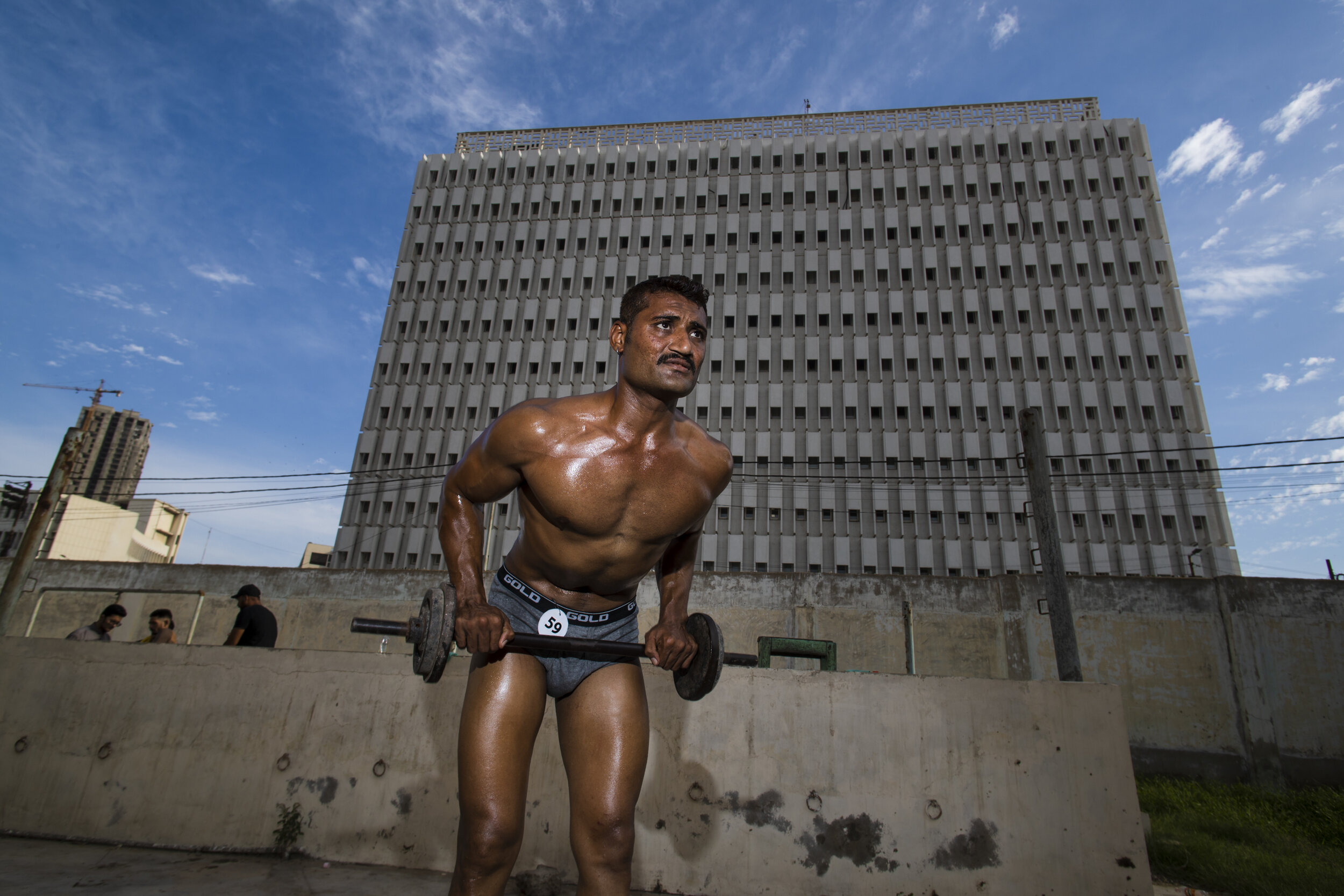  A competitor pumps before getting on stage. 