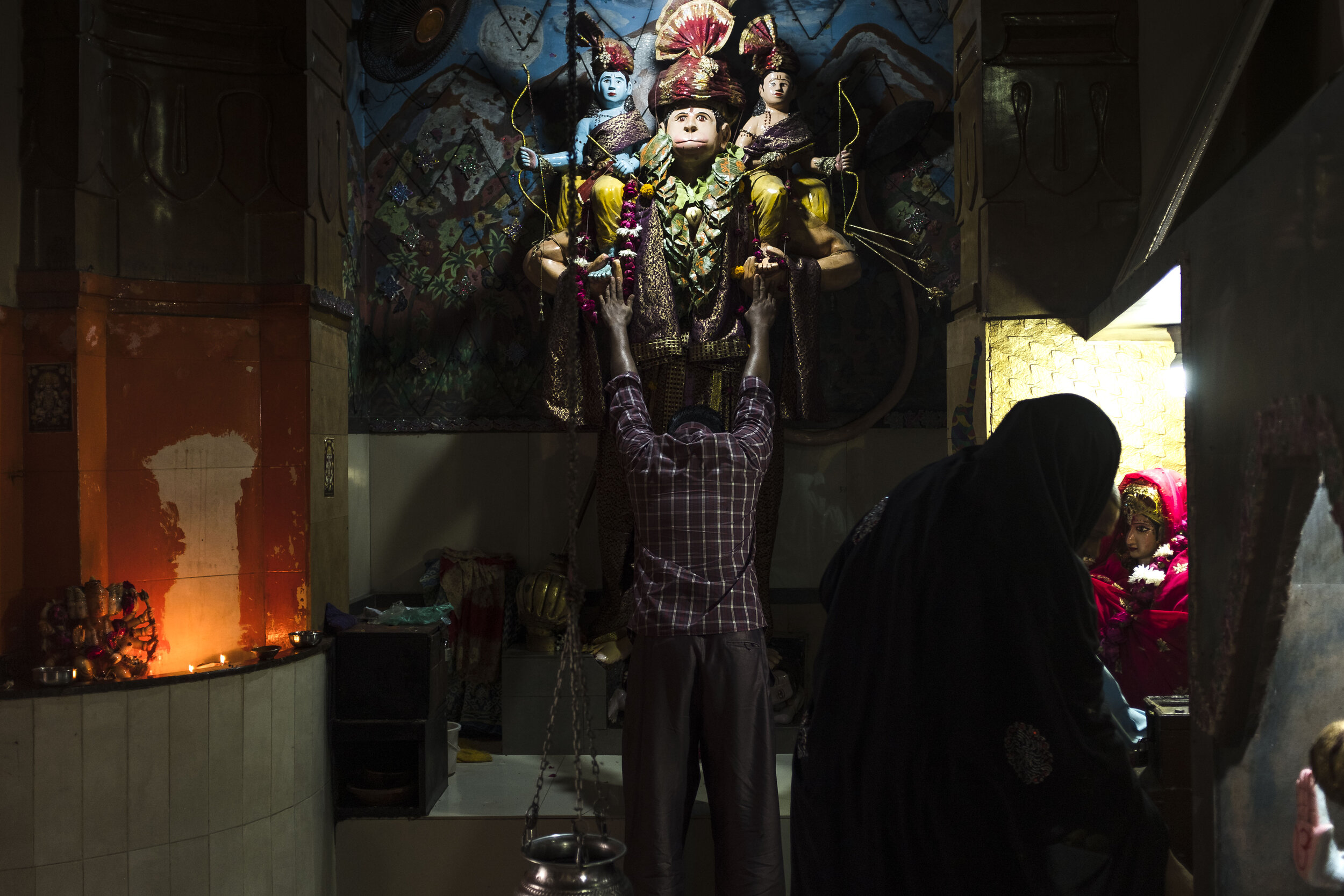  Hindus worship at the Shri Laxmi Narayan Mandir, a 200 year old Hindu temple in Karachi next to the Arabian Sea. Worshippers often throw personal effects and miscellaneous items into the sea as ritualistic offerings or to ward of bad omens. Items pe