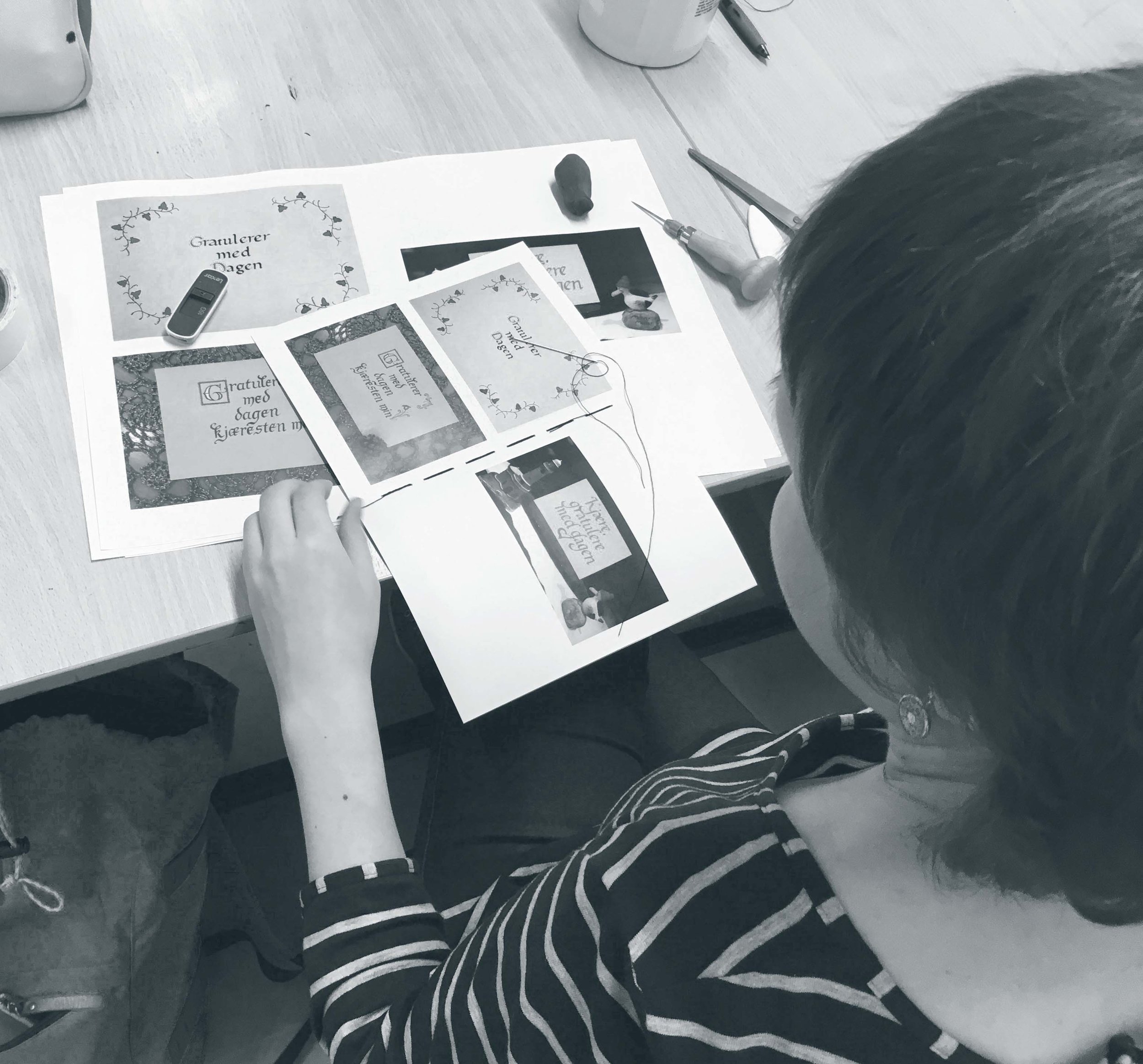 Flere av studentene sydde egne portfolioer. 