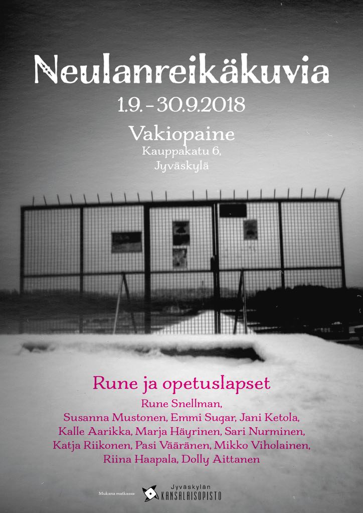 Neulanreikäkuvia – Rune Snellman ja opetuslapset.. 1.9.–30.9.2018. Baari Vakiopaine, Kauppakatu 6, Jyväskylä . Vakiopaineessa aukeaa la 1.9. neulanreikävalokuvanäyttely. Rune Snellman opetuslapsineen asettavat näytteille Jyväskylän kansalaisopiston kursseilla kuvattuja neulanreikäkuvia. Neulanreikäkuvaus on valokuvaamisen tekniikoista vanhinta. Rosoiset kuvat esittelevät ajattoman ja uneliaan maailman Vakiopaineen atmosfäärissä. Avajaiset pidetään ke. 5.9. klo 19–21.00 Valokuvataiteilija Rune Snellman on toiminut vuosia Jyväskylän kansalaisopiston neulanreikä- ja kokeilevan valokuvauksen kurssien opettajana. Hänellä on myös pitkä ura valokuvauksen parissa. Näyttelyn muut kuvaajat ovat sekalainen joukko Runen opetuslapsia, kaiken ikäisiä miehiä ja naisia, kaikki kuvaavat omalla tyylillään: Susanna Mustonen, Emmi Sugar, Jani Ketola, Kalle Aarikka, Marja Häyrinen, Sari Nurminen, Katja Riikonen, Pasi Vääränen, Mikko Viholainen, Riina Haapala ja Dolly Aittanen.