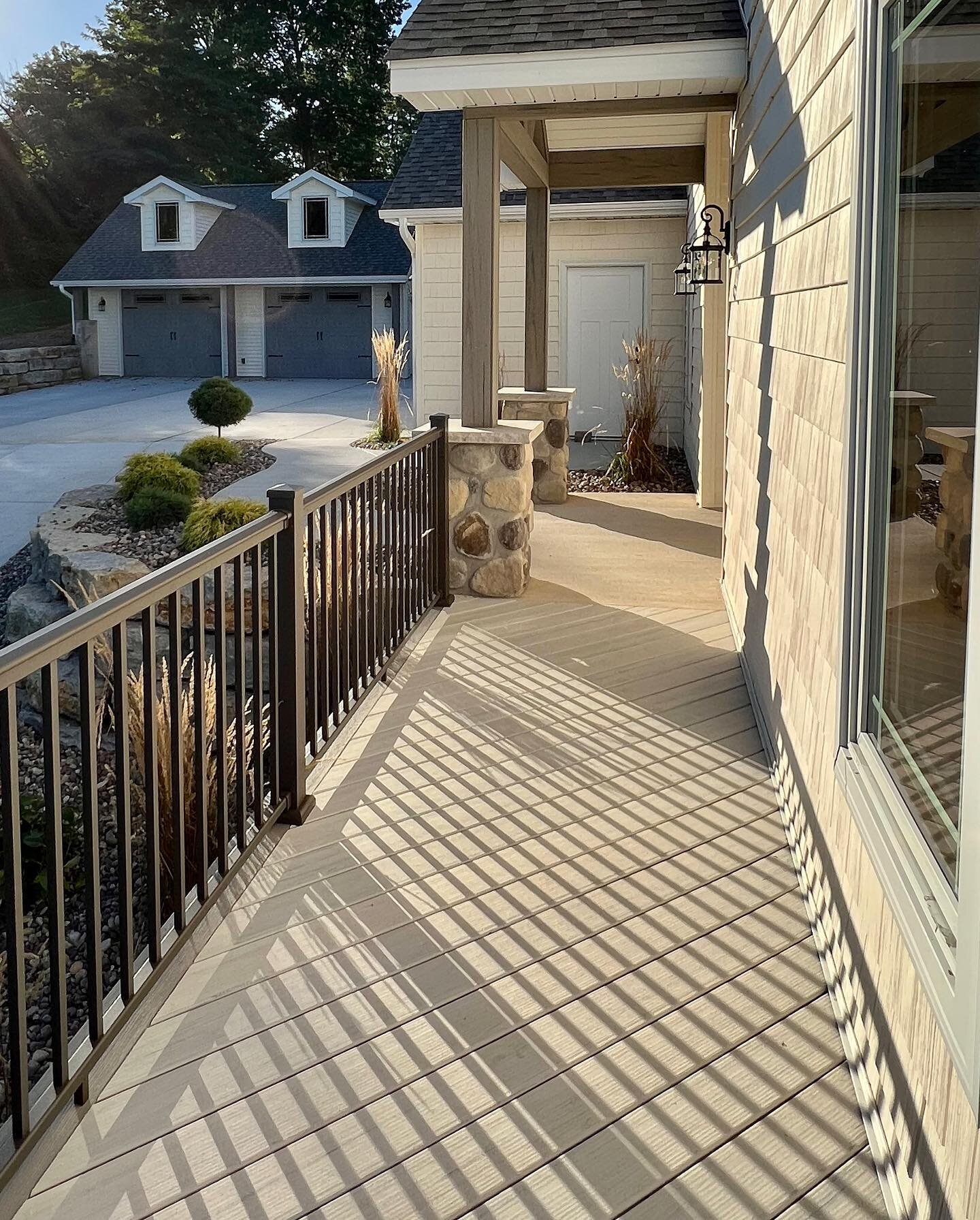 Wow! We had a tough time picking ONLY ten photos to showcase of this river view stunner!

✔️TimberTech PRO Legacy Collection decking in Whitewash Cedar (one of our favs!)
✔️Flooring set on a 45&deg; angle (love this detail!)
✔️ TimberTech PRO Reserve