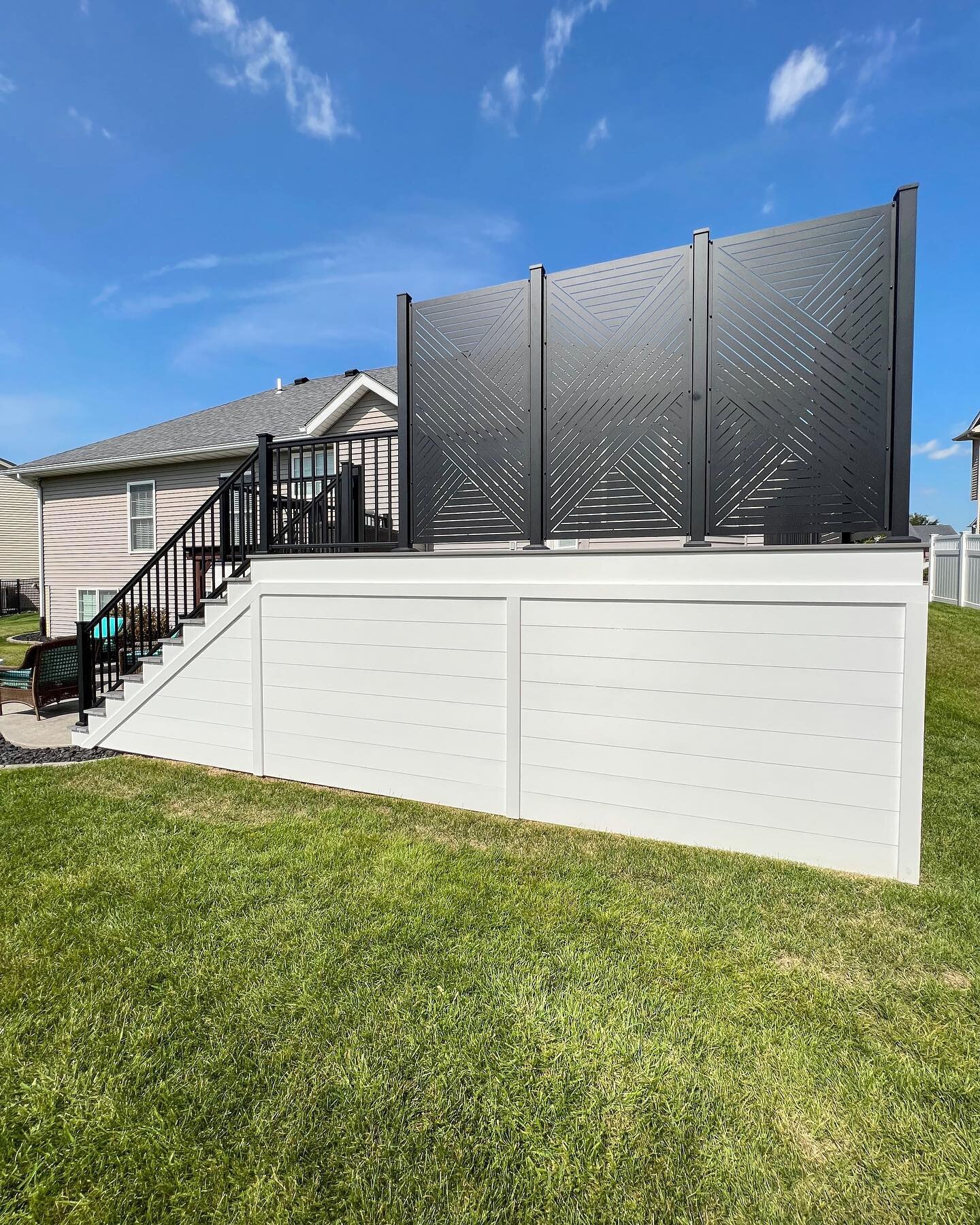 Another one of those transformation projects that has it ALLLLL!

✔️Under deck storage (complete with rubber mulch and a custom tool shelf!)
✔️ Ambient lighting 
✔️ Hideaway Screens privacy panels in Hex style (offering 90% privacy!)
✔️ TimberTech AZ