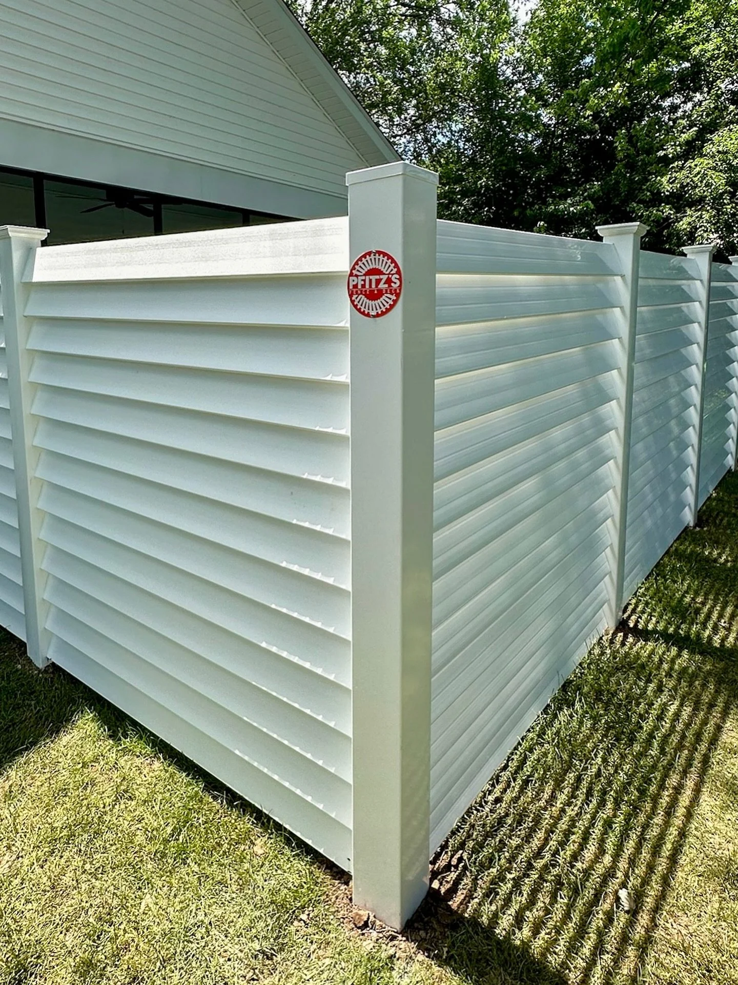 Not your average vinyl fence.

This custom horizontal louvered style fence offers the perfect mix of privacy and airflow &mdash; angled just right to keep the breeze flowing in high-wind areas without sacrificing style!
.
.
.
#fence #vinylfence #priv