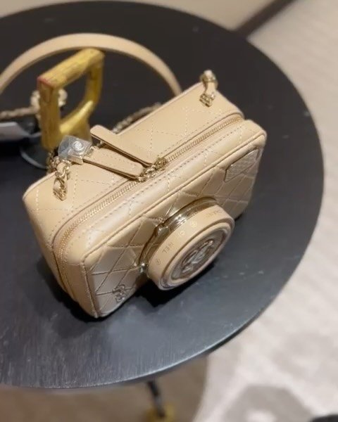 Chanel SS24 camera bag, super limited and hard to get hold of, unless of course you happen to know someone 😉 📸