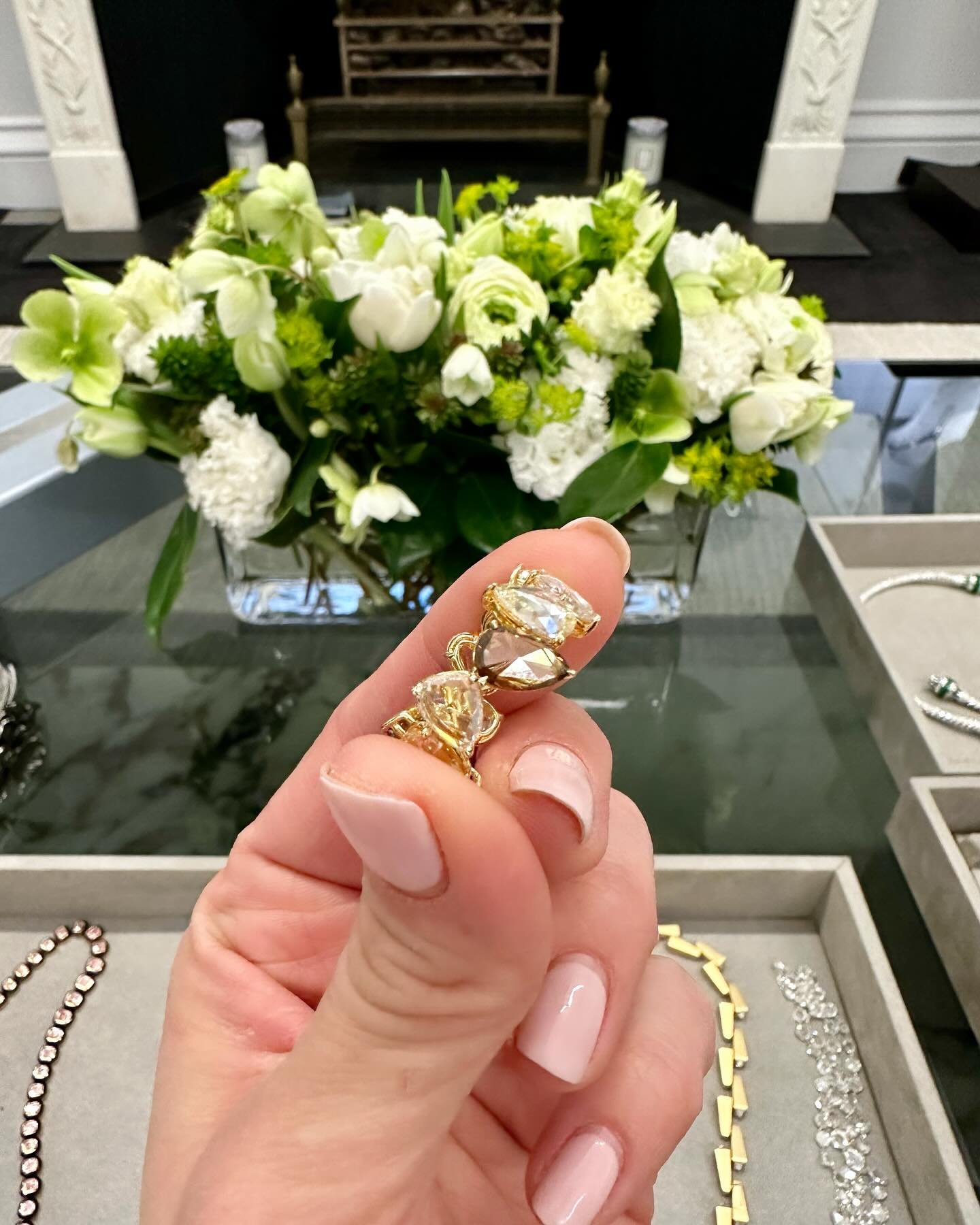Play time with @luganodiamonds ✨ 
Have you ever seen floating diamonds moving so seamlessly like this and with no casing? Incredible 💎 
Thank you @elena_hernandez_b for sharing the magic 🤍