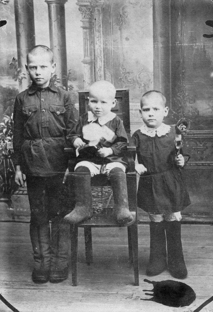 Boris Chetkov and sisters 1936
