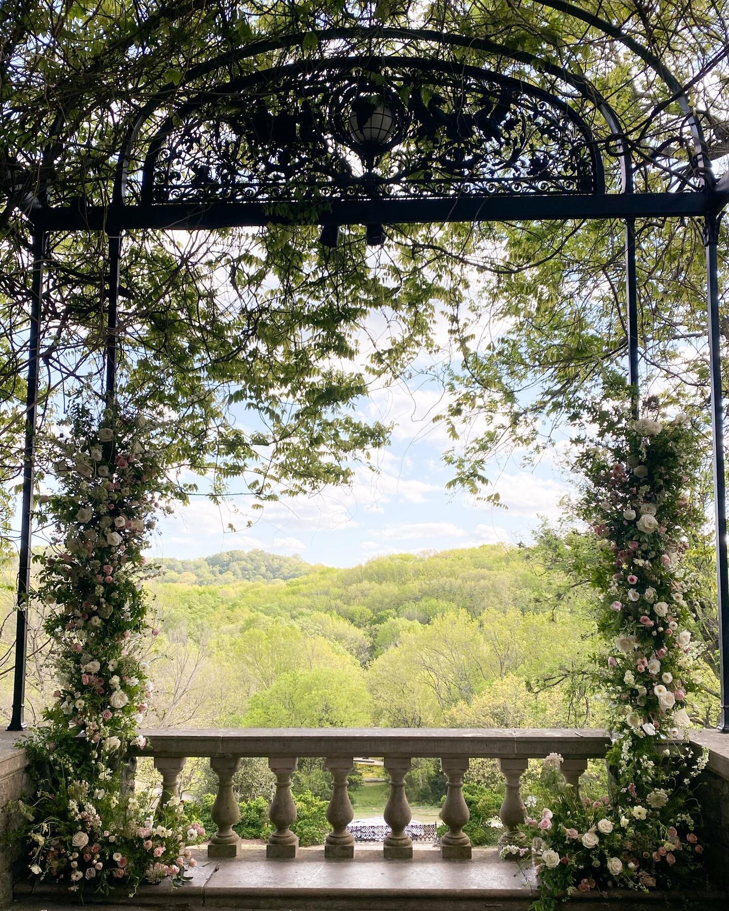 I&rsquo;ve always wanted to flower for a wedding in the Wisteria Arbor at Cheekwood and I couldn&rsquo;t have asked for a better couple to bring their floral dreams to life! Congratulations to Addie and Kevin. 

Thank you for bringing me on board @ho