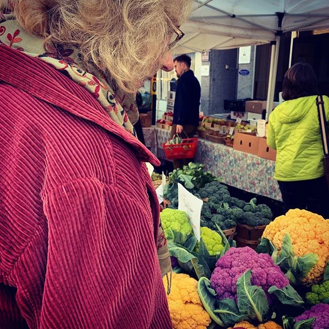 Shopping for beautiful cauliflower with the anarchy matriarch @clloydmccarthy #kingstonfarmersmarket #upstateny #localfarms