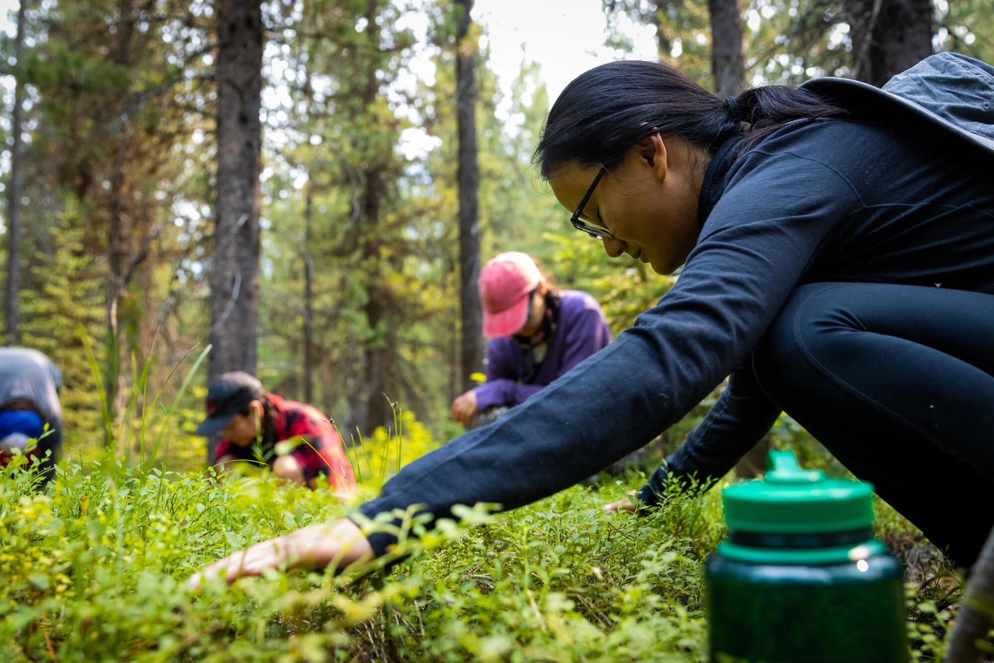 The group participates in a Forest Bathing session with Ellen Horowitz. Photo by Antonio Ibarra-Olivares.