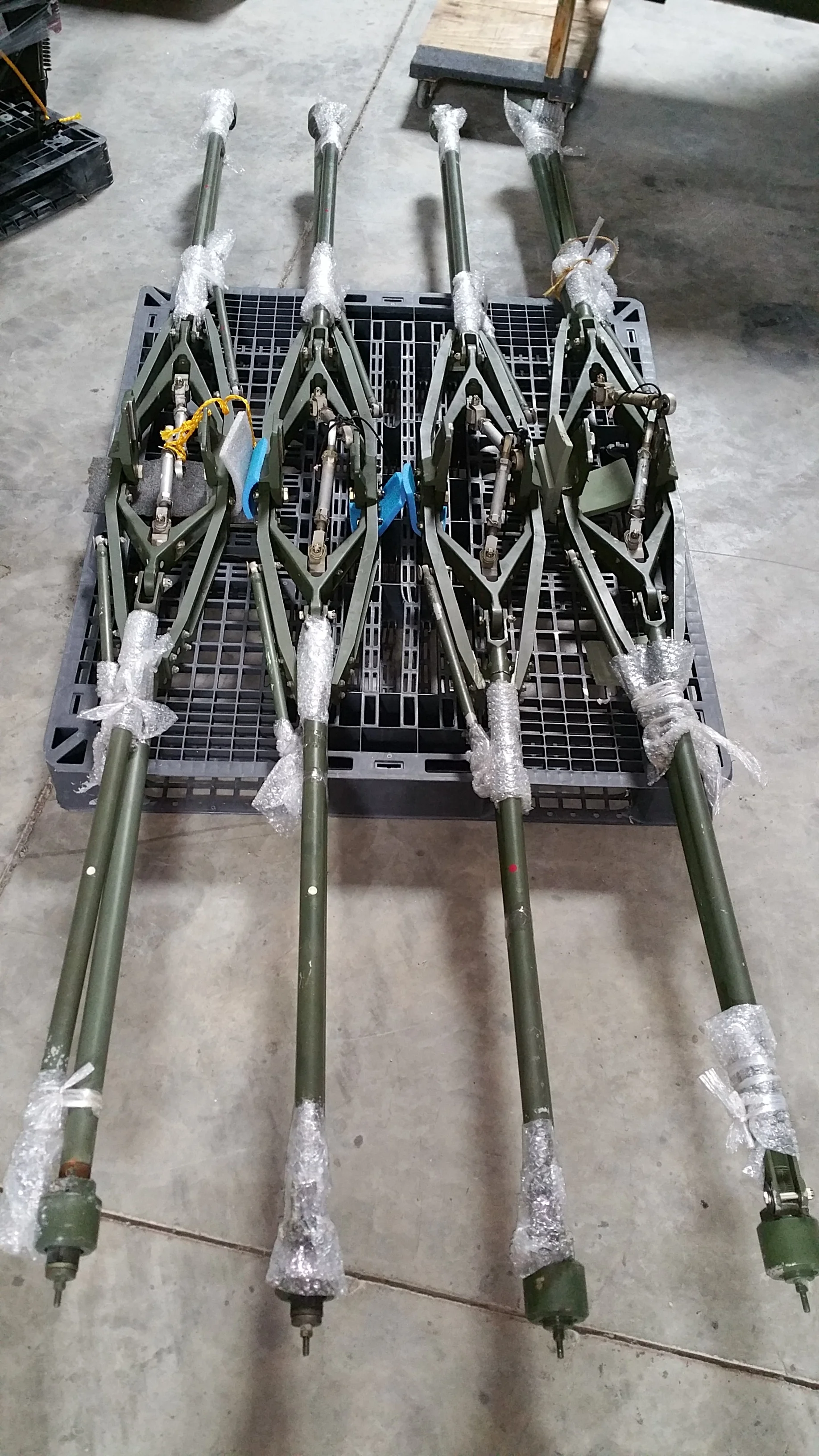 204-011-326-7, Stab Bar Assy