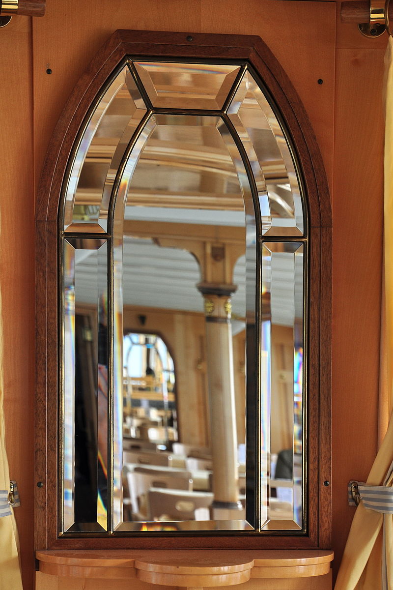 Interior view of the Zürichsee-Schiffahrtsgesellschaft (ZSG) paddle steamship Stadt Zürich on Zürichsee (Lake Zürich) in Switzerland. Image credit: wikimedia user Roland zh, CC BY-SA 3.0
