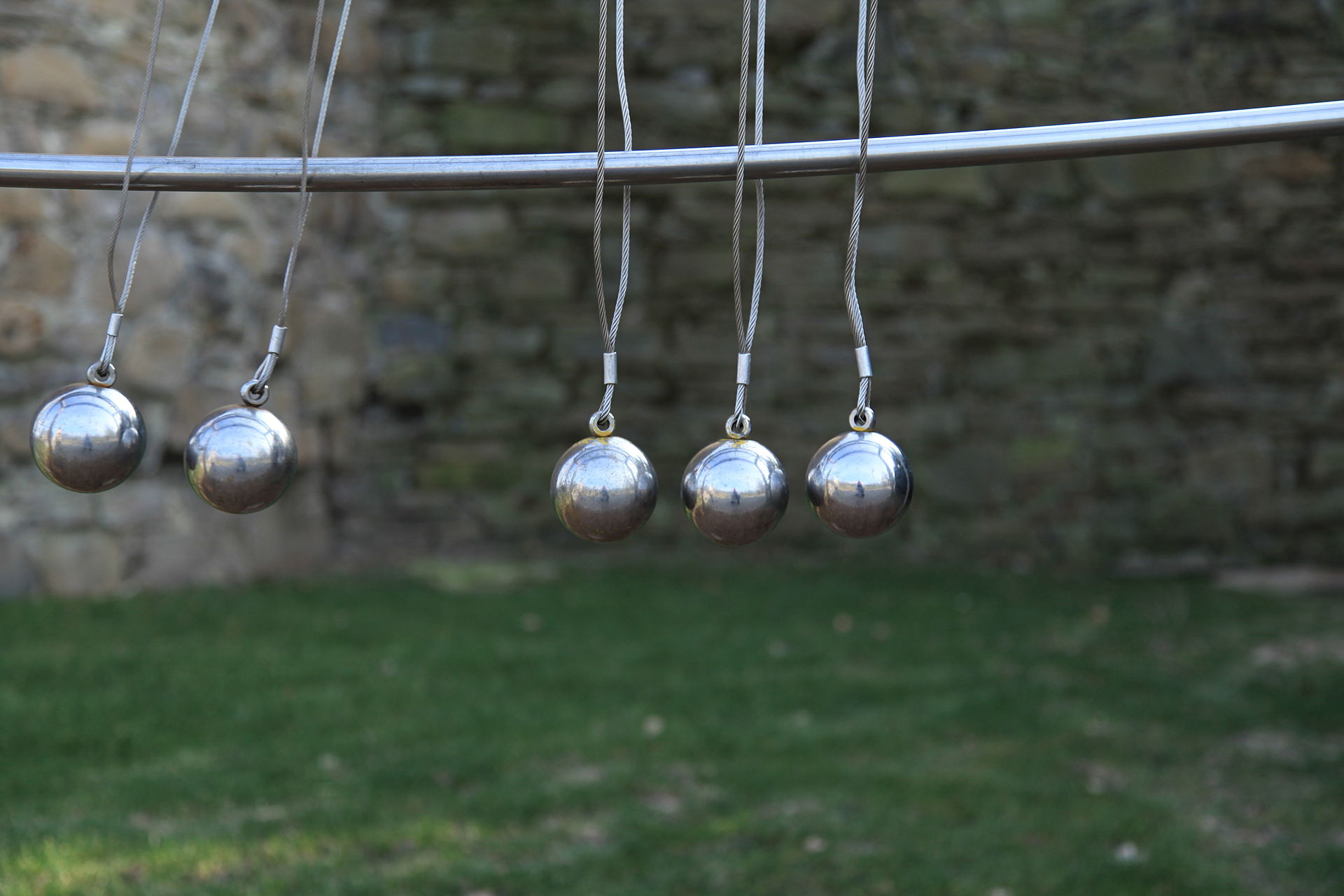 A Newton’s Cradle toy in Darlington-Park in Mülheim an der Ruhr. Image credit: Frank Vincentz, CC BY SA 3.0