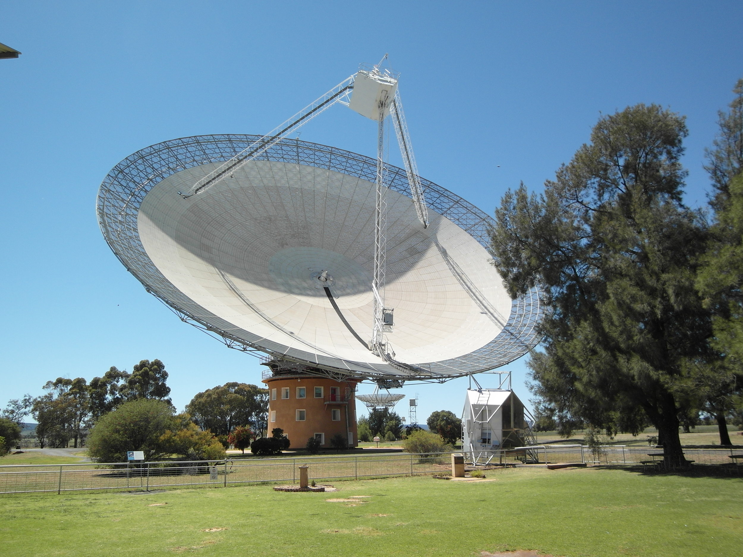 Parkes 64m Radio Telescope "The Dish" at full extension to the ground. Image credit: wikimedia user Binarysequence, CC-BY-SA-3.0