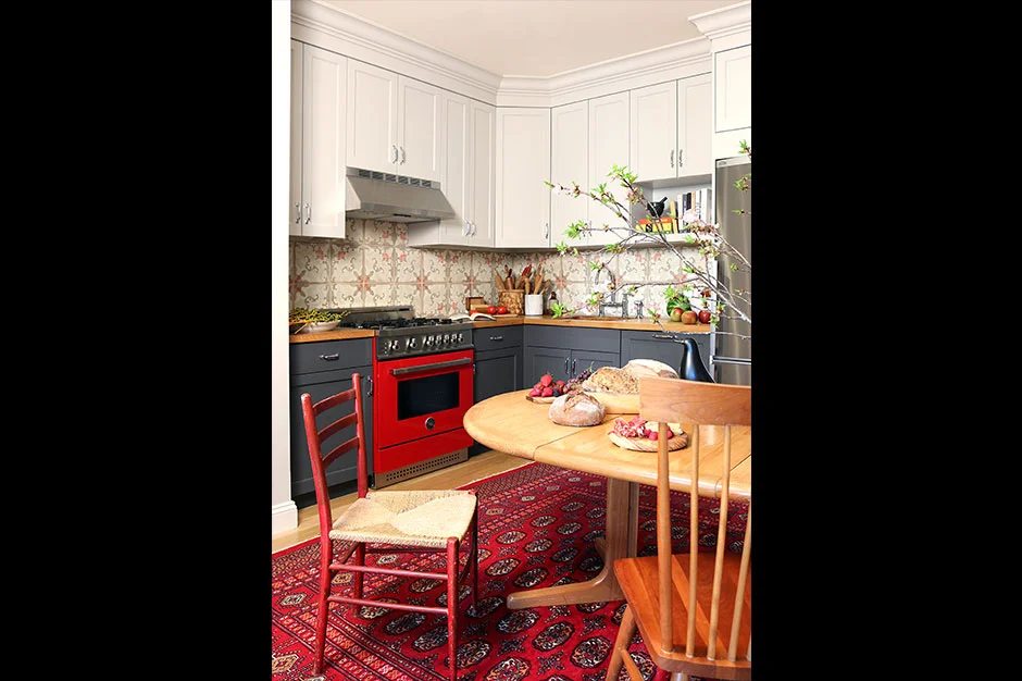 The design of the cabinetry is clean and simple with meticulous detailing,” said Giselle. “The color palette for the space is a rhythmic equilibrium of warm and cool, with earthy elements and lively pops of red.”