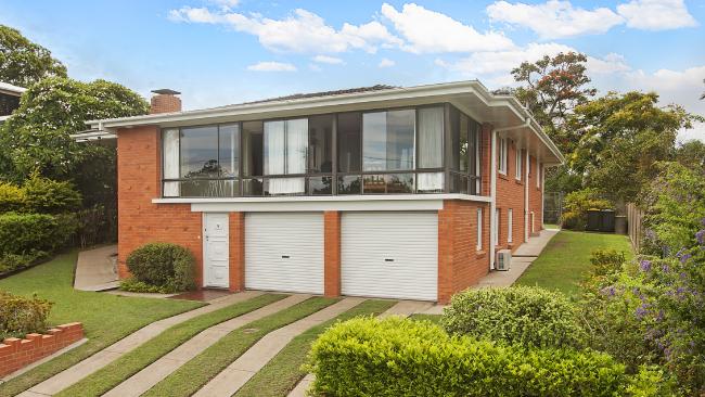 David Holmes of Metro Auctions calling 6 Dewsbury Sreet. Picture: Tara Croser / Article Link