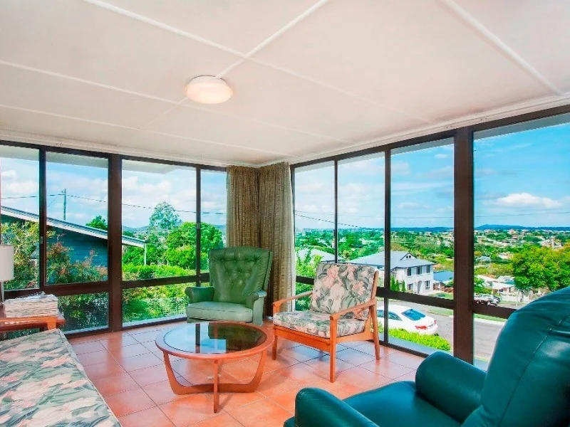 6 Dewsbury St, Mt Gravatt East David Holmes Metro Auctions.jpg