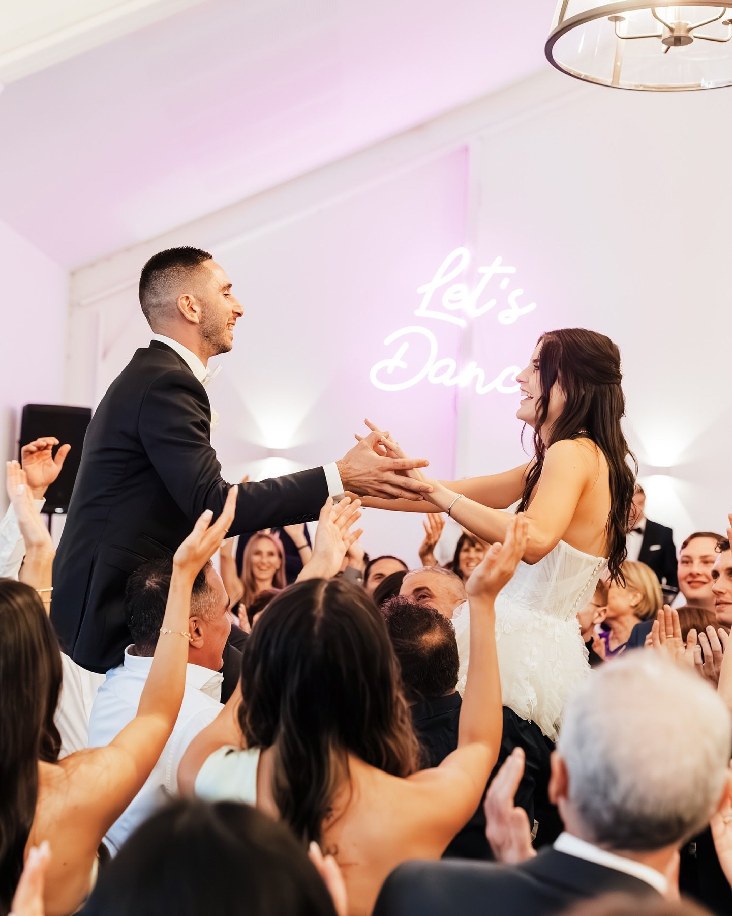 When the night starts off with a packed dance floor, you know you&rsquo;re in for a big night 🥳🤩 

Also, how is this my job?! 🙏🏼😭

Olivia &amp; Daniel 💗